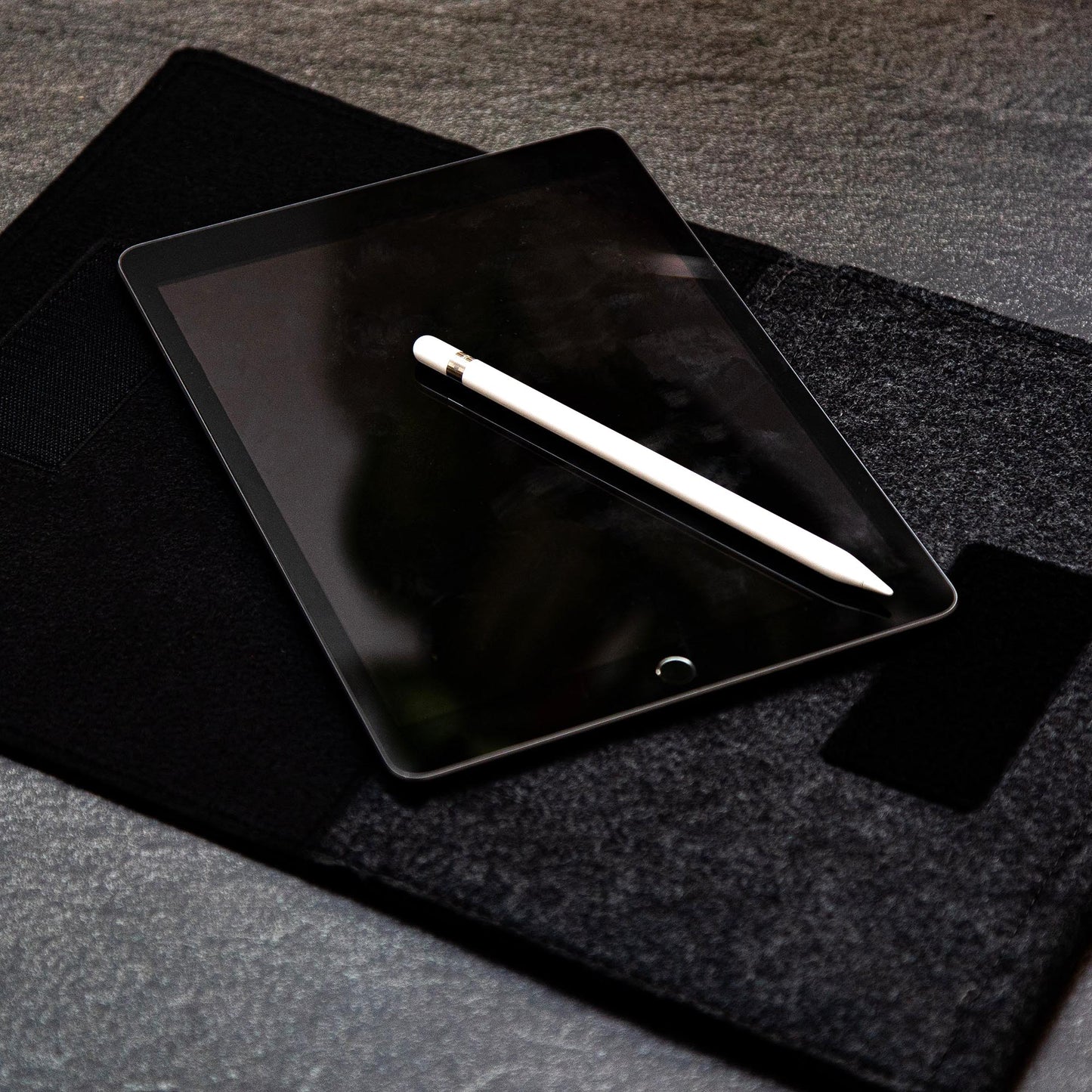 Premium Felt iPad Cover: Ultimate Protection with Accessories Pocket - Charcoal & Black